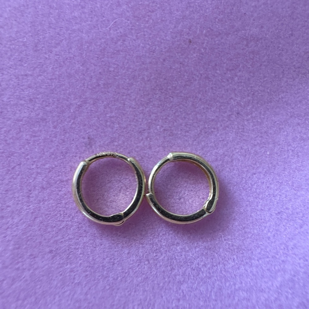 Banter huggie hoops 10k gold